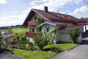 Attraktives Mehrfamilienhaus mit 6 Wohneinheiten, Heizung 2024, sehr gepflegt – Von Privat – Die vollständige Adresse der Immobilie erhältst du vom Anbieter., 94086 Bad Griesbach im Rottal – Vorschaubild 1