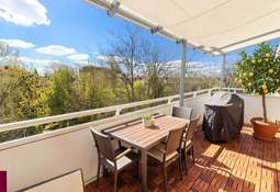 Überdachter großzügiger Balkon