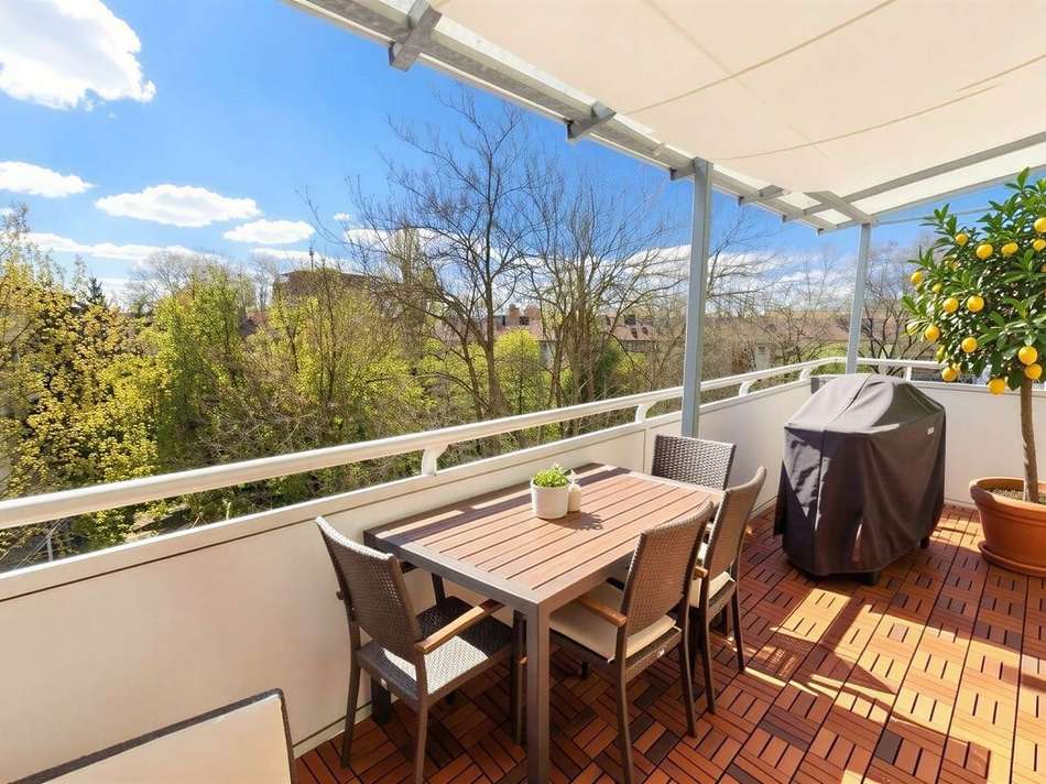 Überdachter großzügiger Balkon