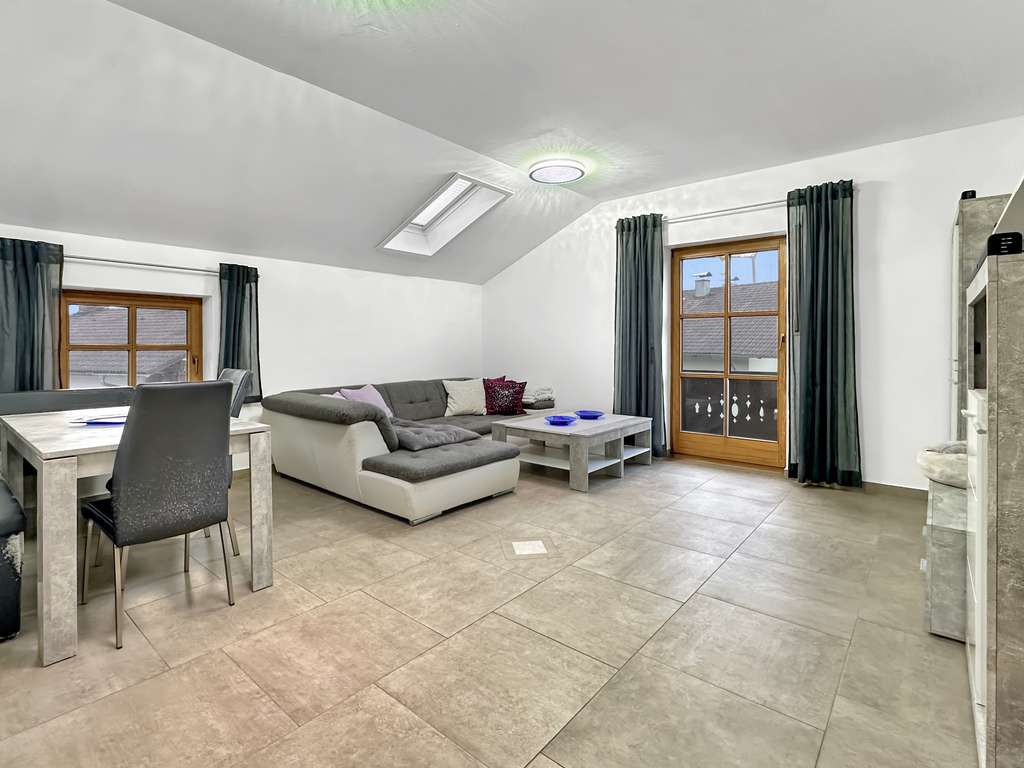 Immobilie in Raubling - Gepflegte 3-Zi.-Dachgeschosswohnung mit Balkon, Bergblick und EBK in Raubling - Bild 1