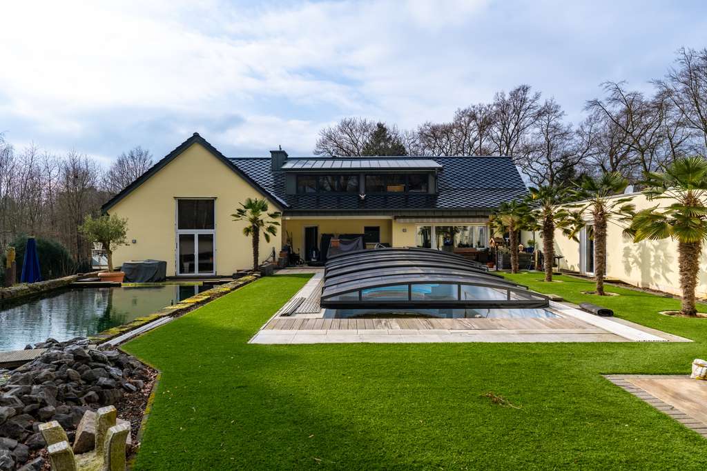 Die "Novesia Villa": Ehemaliges Anwesen des renommierten Fabrikanten der Goldnuss-Schokolade“