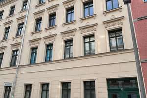 Kleine gemütliche Dachgeschoßwohnung mit Küche und Couch