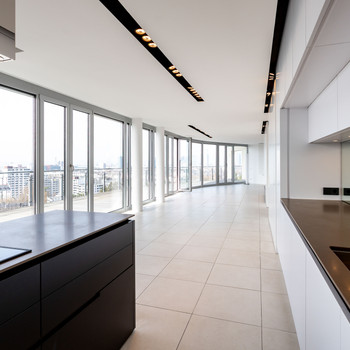 Sachsenhausen: Luxus-Penthouse mit 3 Schlafzimmern inkl. Dachterrasse mit Skylineblick