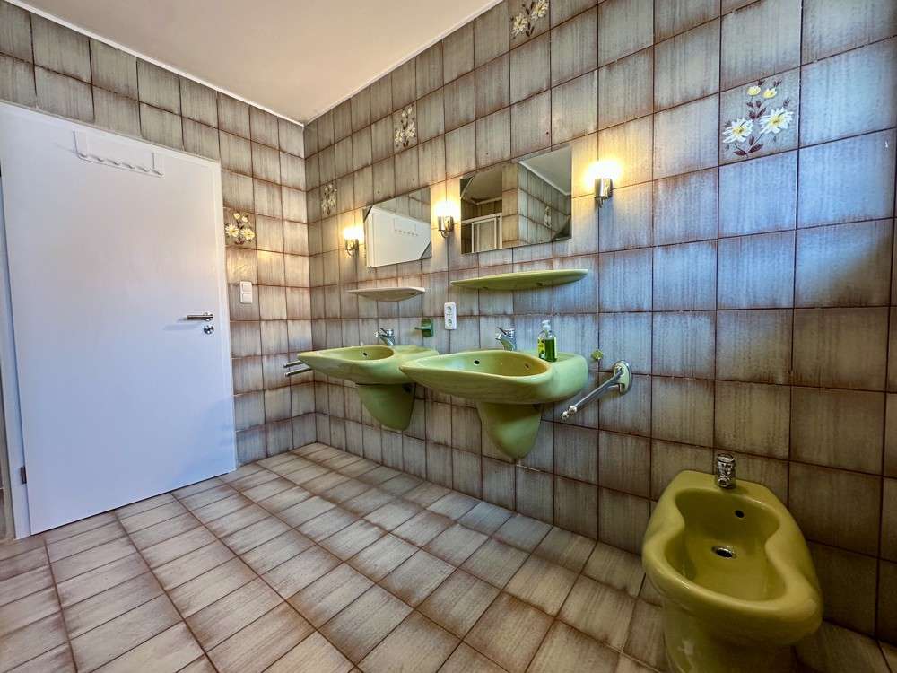 Immobilie in Leiblfing - 2.242 m² mit 4 Hallen und ein großes EFH und Büro-Top Rendite-
Monteurzimmer Vermietung möglich - Bild 4