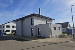 Dieses imposante Einfamilienhaus, Baujahr 2022, wartet auf seine neue Familie.
Energ.-Eff.-Kl. : A+ – Die vollständige Adresse der Immobilie erhältst du vom Anbieter., 72474 Winterlingen – Vorschaubild 1