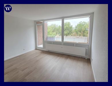 *NEU*NEU*NEU: Renovierte 2-Zimmer-Wohnung mit Loggia, neuer Boden, Wannenbad