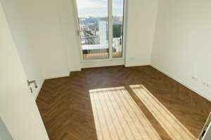 Traumhaftes modernes Wohnen im Dachgeschoss mit EBK und Süd-West-Ost Ausblick! – Moissistraße 31, 12489 Adlershof, Berlin – Vorschaubild 2
