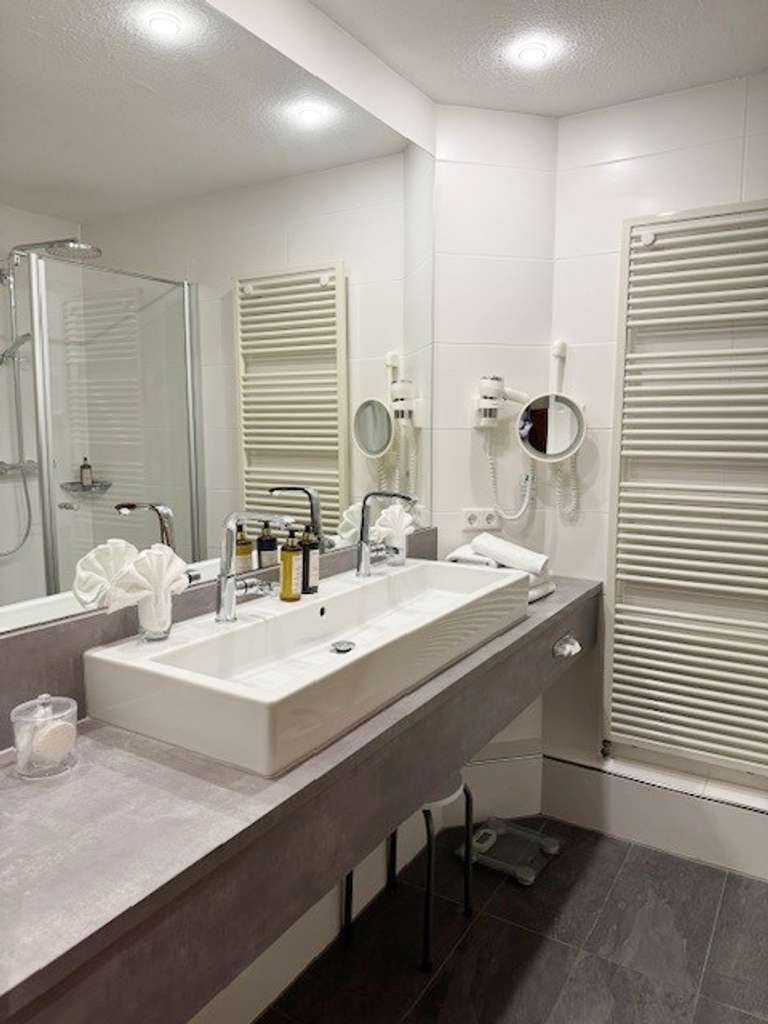 Immobilie in Oberstaufen - Renditestarkes, exklusives Hotelzimmer mit Balkon im beliebten Urlaubs- und Kurort Oberstaufen - Bild 2