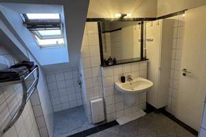 Attraktive 2-Zimmer-Dachgeschosswohnung mit Balkon, Stellplatz und neuer Einbauküche in Huckingen – Biegerfelder Weg 39, 47259 Huckingen, Duisburg – Vorschaubild 6
