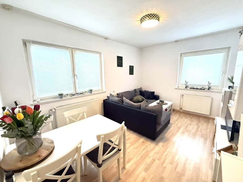 Immobilie in Varel - Zentral in Varel – vermietete 2-Zimmer-Wohnung im 1. OG - Bild 2