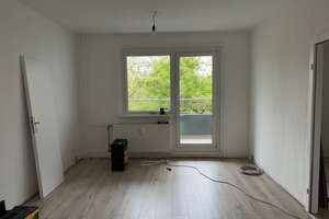 Geräumige Familienwohnung mit Balkon sucht Sie! – Ahrenshooper Straße 10, 13051 Neu-Hohenschönhausen, Berlin – Vorschaubild 1