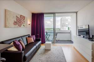 Möbliert: Apartment am Arabellapark mit Schwimmbad auf dem Dach  – Die vollständige Adresse der Immobilie erhältst du vom Anbieter., 81925 Parkstadt, München – Vorschaubild 2