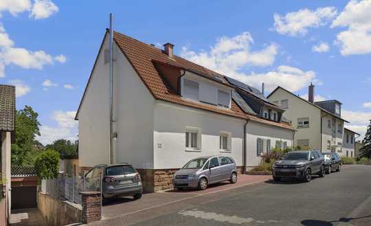 Doppelhaushälfte mit 4 großen Zimmern und zwei Stellplätzen in KA-Hohenwettersbach - ohne Garten