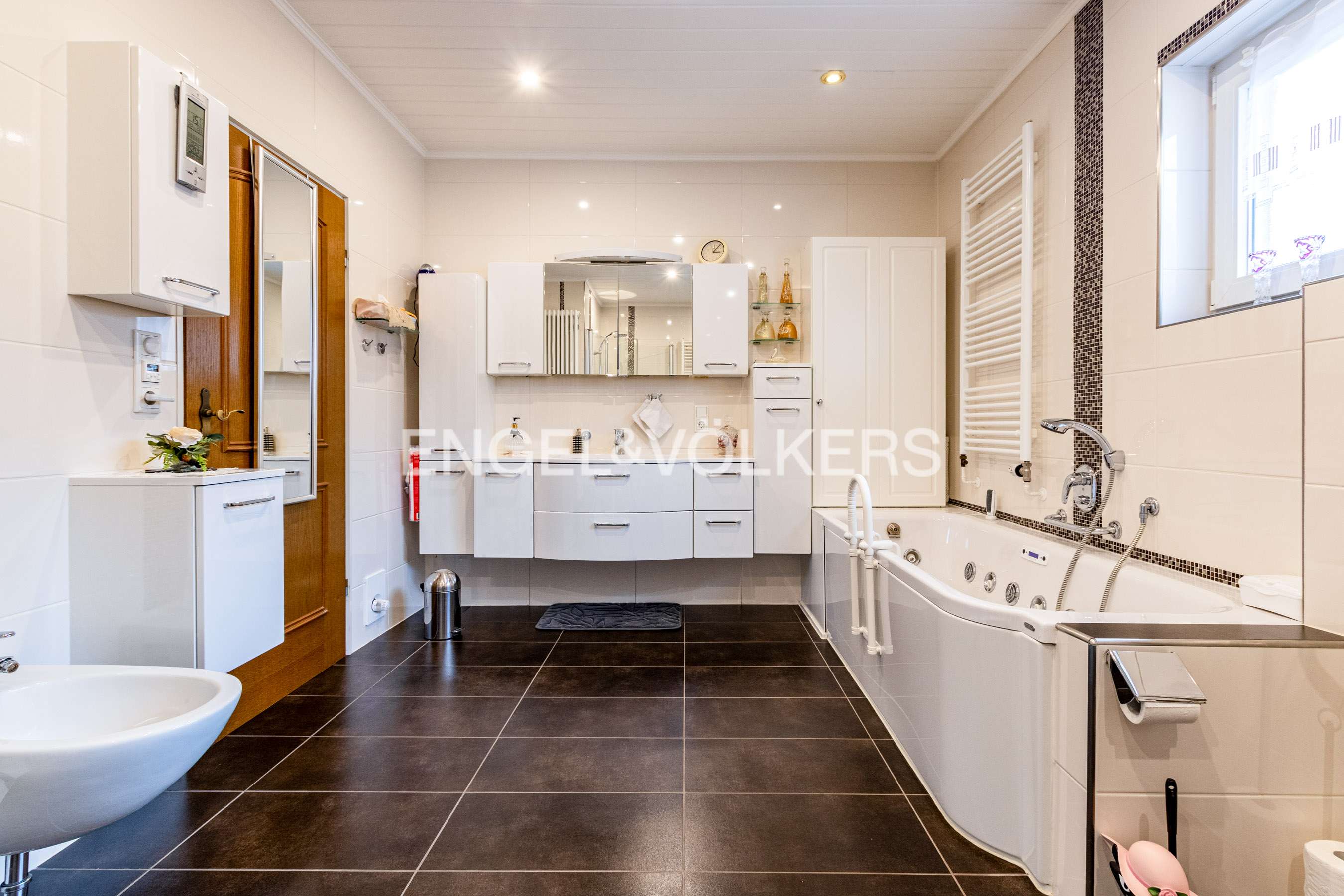 Immobilie in Rhauderfehn - Gepflegtes 3-Parteienhaus zur vielseitigen Nutzung in bevorzugter Lage! - Bild 3