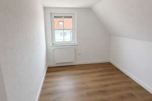 Modernisiertes Familienhaus mit neuer Einbauküche, Garten & 3 Garagen – Die vollständige Adresse der Immobilie erhältst du vom Anbieter., 97359 Schwarzach am Main – Vorschaubild 13