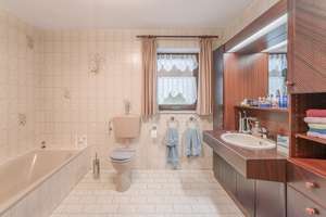 Neue Wärmepumpe! 1-2 Fam.-Haus in bester Wohnlage mit PV-Anlage inkl. Stromspeicher! – Die vollständige Adresse der Immobilie erhältst du vom Anbieter., 84089 Aiglsbach – Vorschaubild 20