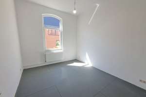 Erstbezug! Frisch sanierte 4-Zimmer-Wohnung mit Balkon und Dusche in Bremerhaven-Lehe! – Adolfstraße 24, 27576 Lehe, Bremerhaven – Vorschaubild 2