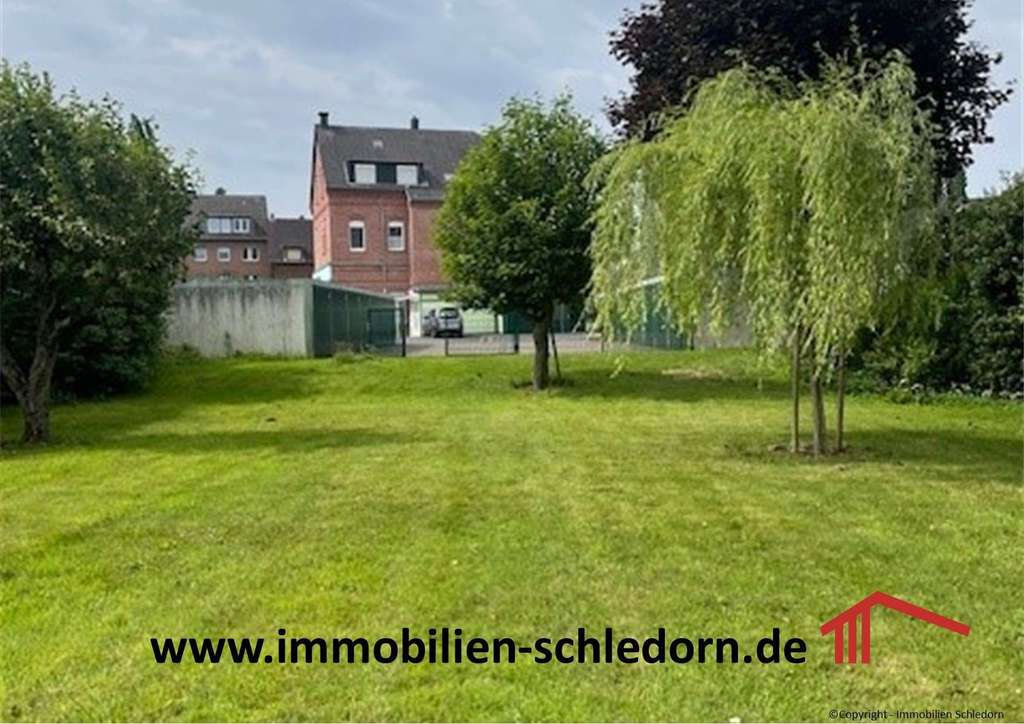 BESONDERE IMMOBILIE:  Mehrfamilienhaus, Garagenhof mit 17 Garagen  auf insgesamt 2.568 m² Grundstück