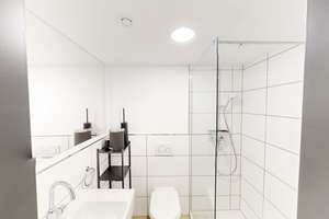 Urban Living: Möbliertes Zimmer mit eigenem Privatbad – Graf-Adolf-Straße 43, 40210 Friedrichstadt, Düsseldorf – Vorschaubild 6