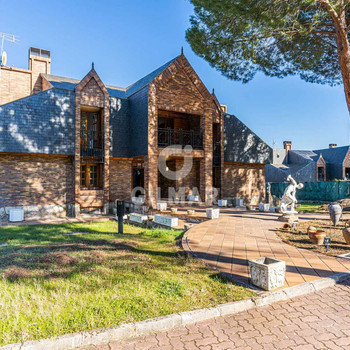 Dieses luxuriöse Einfamilienhaus befindet sich in der prestigeträchtigen Urbanisation Guadamonte, in