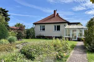 Kompaktes Zuhause mit Gartenidylle und Ausbauoption in Adlershof – Friedlander Straße 83, 12489 Adlershof, Berlin – Vorschaubild 2