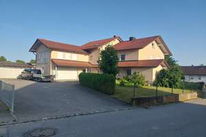 Schöne 4-Zimmer-Doppelhaushälfte mit gehobener Innenausstattung und EBK in Reichstorf – Reichstorf 100, 94428 Eichendorf – Vorschaubild 2