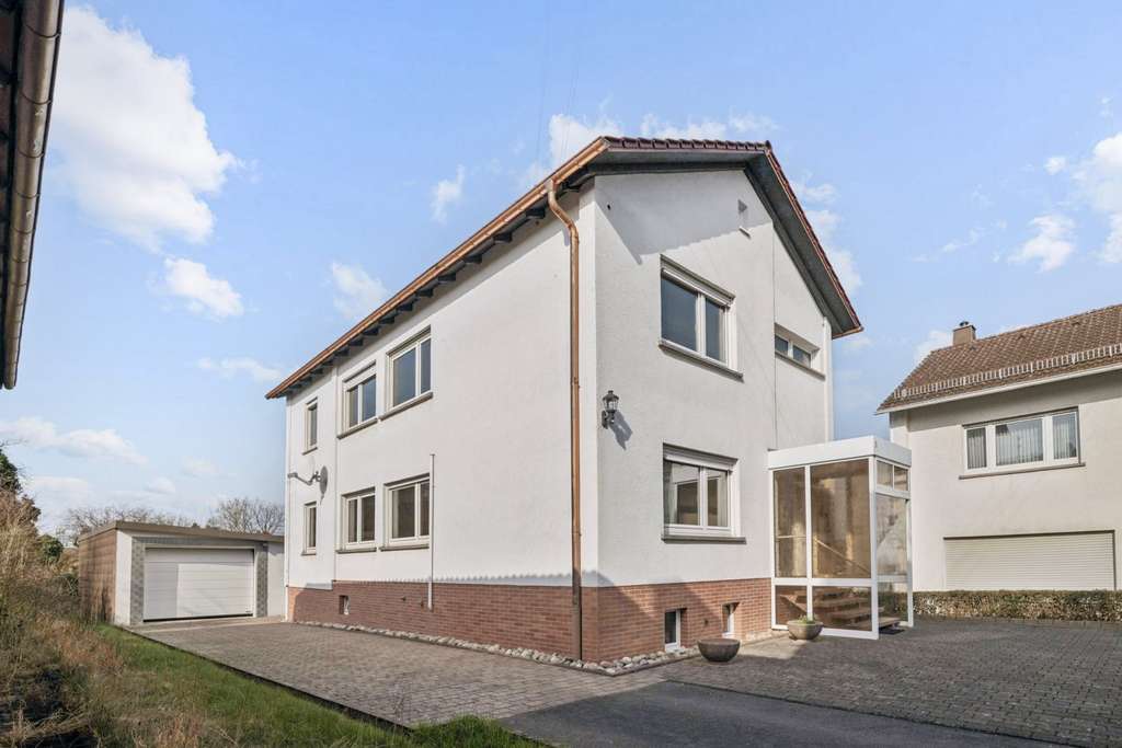 Immobilie in Höheinöd - Gepflegtes Ein-/Zweifamilienhaus mit Doppelgarage in ruhiger Lage von Höheinöd - Bild 0