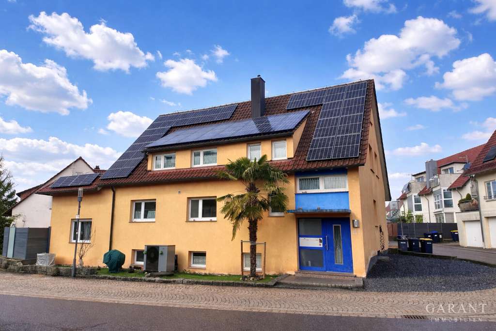 Immobilie in Baltmannsweiler - Zweifamilienhaus in Baltmannsweiler mit PV-Anlage, Wärmepumpe, 3 E-Ladestationen - Bild 0