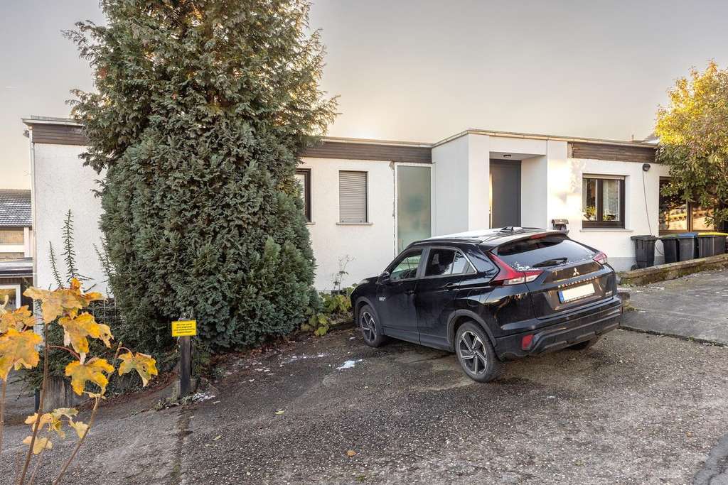Immobilie in Fröndenberg/Ruhr - Chic und praktisch: Bungalow mit befahrbarem Keller + 2  Büros/Wohnungen - Bild 4