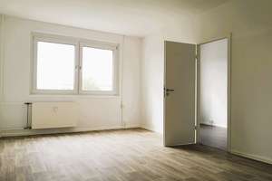 *Ab 01.03.2026* Viel Platz, fairer Preis: 4-Zimmer-Wohnung mit Extra-Stauraum in der 1. Etage – Am kleinen Feld 28, 4205 Grünau-Nord, Leipzig – Vorschaubild 1