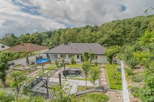 Freistehendes, kernsaniertes Einfamilienhaus mit Einliegerwohnung, Garten und Garage im Grünen