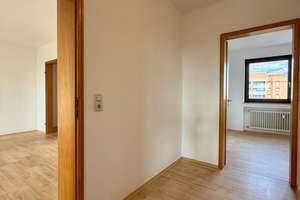 Drei-Zimmer-Wohnung mit EBK, Balkon u. Tg-Stellplatz am Deutschhof | Schweinfurt – Die vollständige Adresse der Immobilie erhältst du vom Anbieter., 97422 Hochfeld/Steinberg, Schweinfurt – Vorschaubild 7