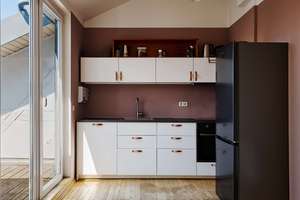 Modernes Dachgeschoss mit 2 Zimmern, Terrasse und offenem Wohnkonzept – Wrangelstraße 90, 10997 Kreuzberg, Berlin – Vorschaubild 2