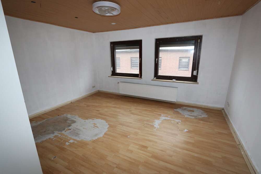 Immobilie in Jüchen - + Jüchen + EFH + sanierungsbedürftig + Bj. 1951 + ca. 857 m² Grundstück. + ca. 125 m² Wohnfläche + - Bild 3