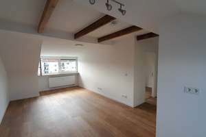 Attraktive, lichtdurchflutete, frisch renovierte 2,5 Dachgeschosswohnung mit Einbauküche 