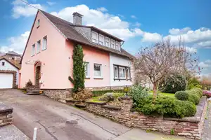 Großzügiges Einfamilienhaus mit schönem Garten und Garage in attraktiver Lage von Bullay – Cochem-Zell (Kreis) – Vorschaubild 1