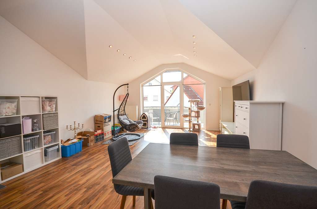 Immobilie in Groß-Zimmern - DIETZ: Helle freundliche 3-Zimmer Dachgeschosswohnung in Groß-Zimmern mit Garage und sonnigem Balkon - Bild 0