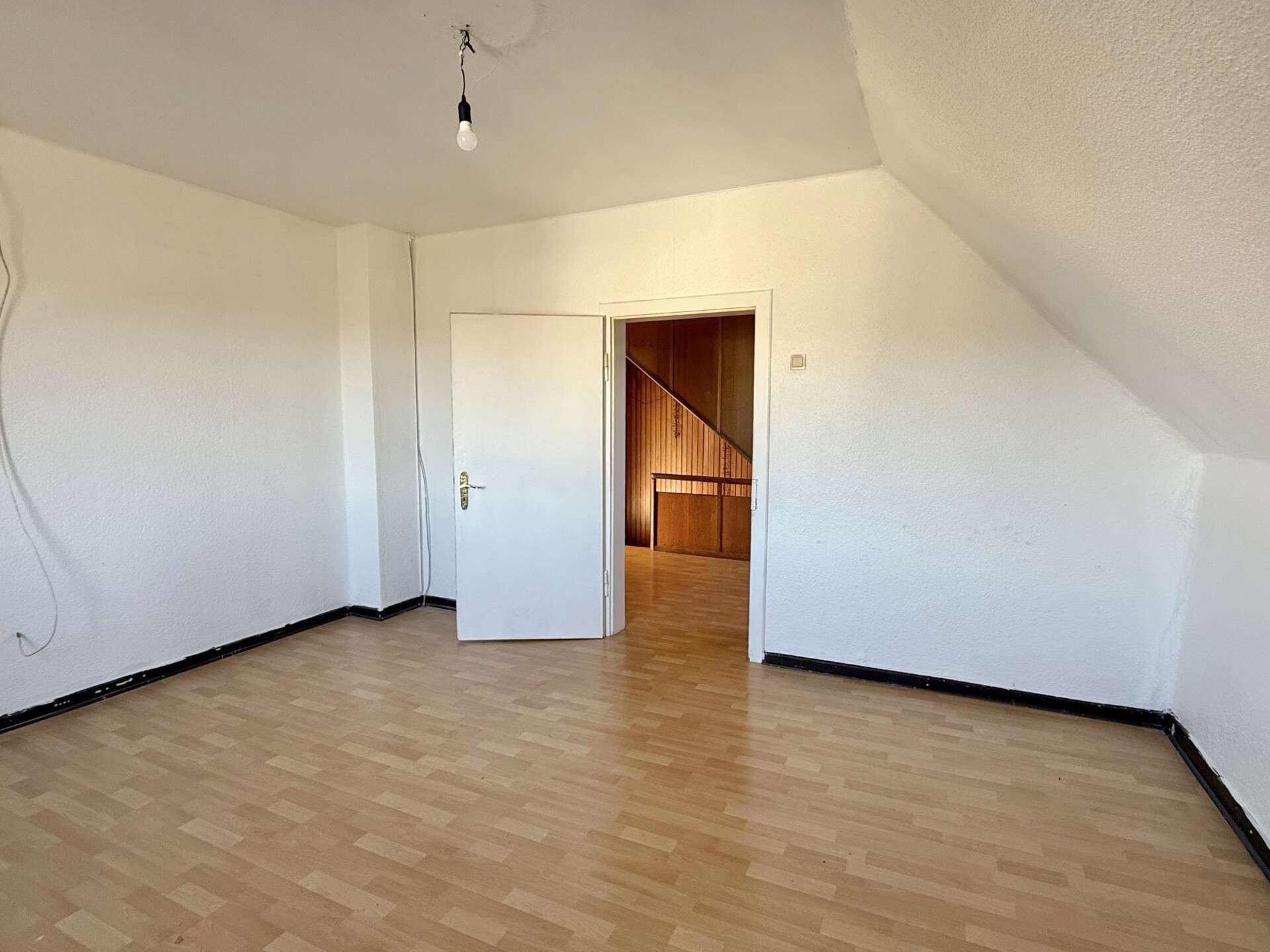 Immobilie in Gehlert - Einfamilienhaus mit großem Nebengebäude – großzügiges Grundstück inklusive! - Bild 11