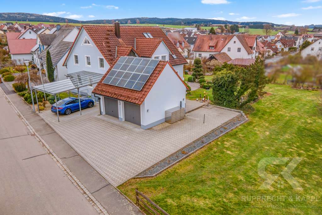 Immobilie in Moosbach - Exklusives Ein- bis Zweifamilienhaus mit Wintergarten & PV Auf Filetgrundstück in begehrter Wohnlage - Bild 1