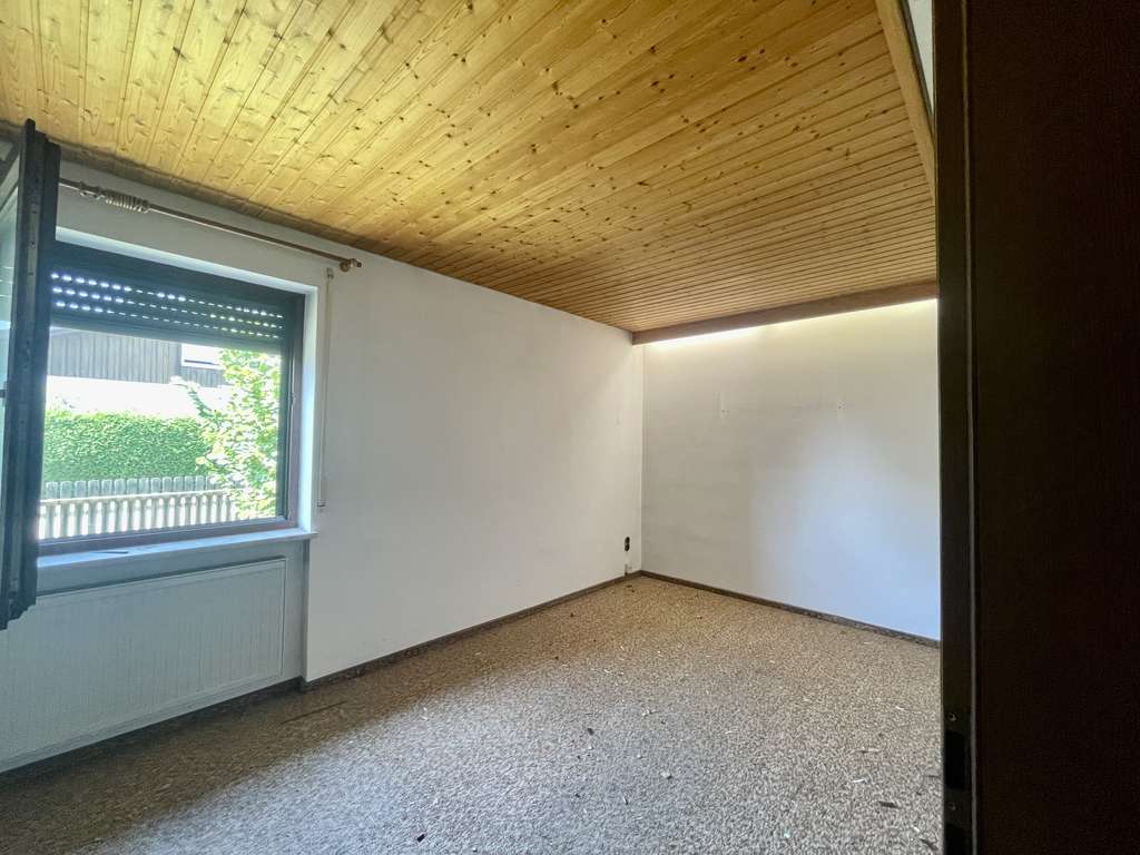Immobilie in Ergolding - Viel Platz für Ihre Wohnträume: Sanierungsobjekt mit Garten und 150 m² Wohnfläche - Bild 3