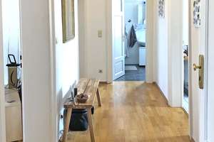 Schöne, helle 3-Zimmer-Altbauwohnung mit Wohnküche und Balkon am Pasinger Stadtpark! – Engelbertstraße 2, 81241 Pasing, München – Vorschaubild 2