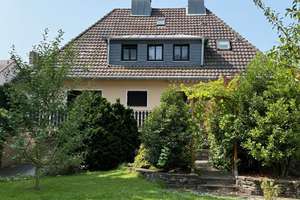 BONN OBERKASSEL freist. Einfam. Haus mit ca. 200 m² Wfl., 841 m² GrSt. Keller, Garage, Baugrundstück