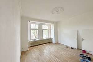 Lichtdurchfluteter Altbau mit außergewöhnlicher Fensterfront in ruhiger Lage