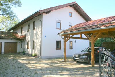 Großzügige 3,5-Zimmer-Wohnung in Egmating mit Kachelofen, Südbalkon & Carport