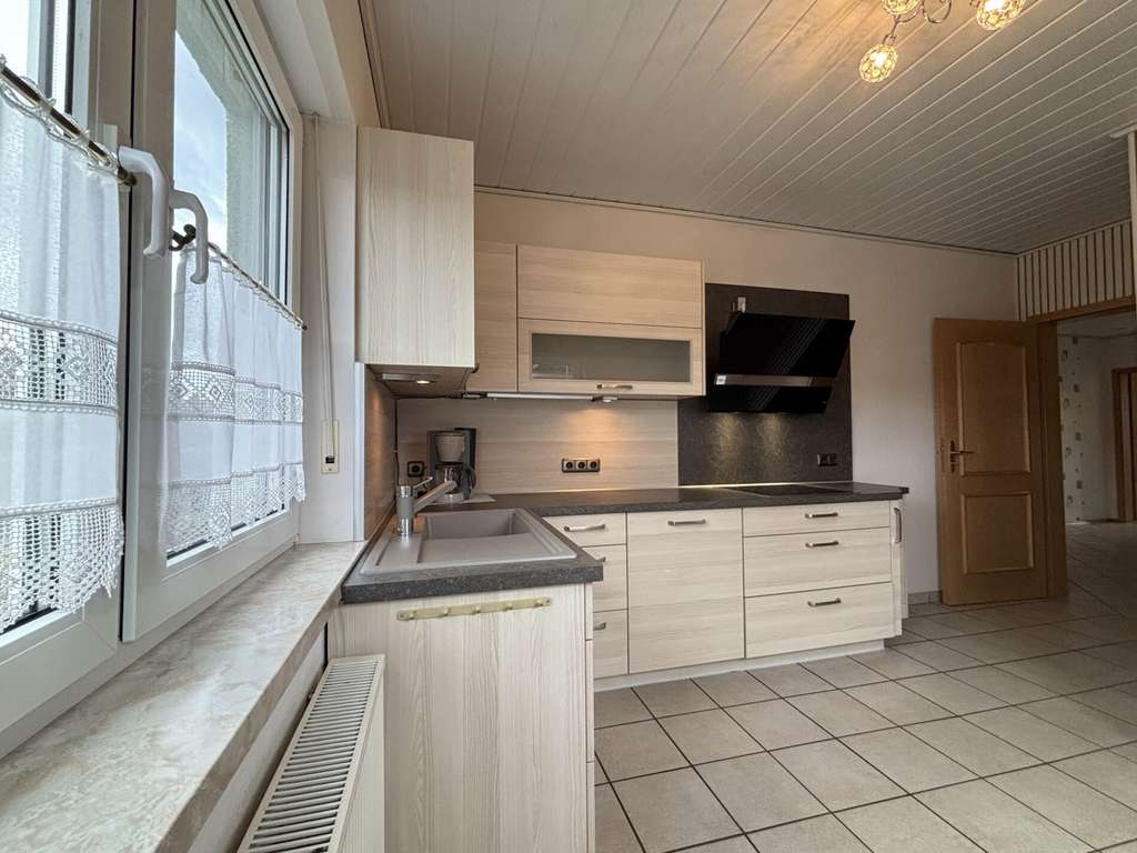 Immobilie in Wohratal - Großzügiges Einfamilienhaus mit Garten, Balkon und überdachter Terrasse in ruhiger Lage von Halsdorf - Bild 1