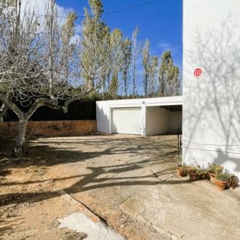 HAUS MIT GROSSEM GRUNDSTÜCK IN MONTRAS