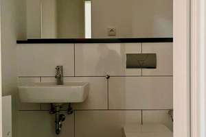 Barrierefreie Wohnung in Köln-Worringen in hist. Hofanlage! Terr., Pk, Wa-Bad m. Dusche,  Stellpl. – St-Tönnis-Straße 40e, 50769 Worringen, Köln – Vorschaubild 11
