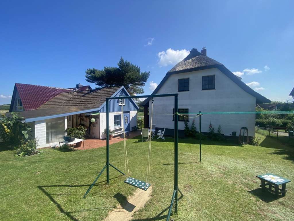 Immobilie in Insel Hiddensee - Inselfeeling pur – idyllisches Reetdachhaus mit 2 zusätzlichen Ferienwohnungen, Sauna & Nebengelass  - Bild 2