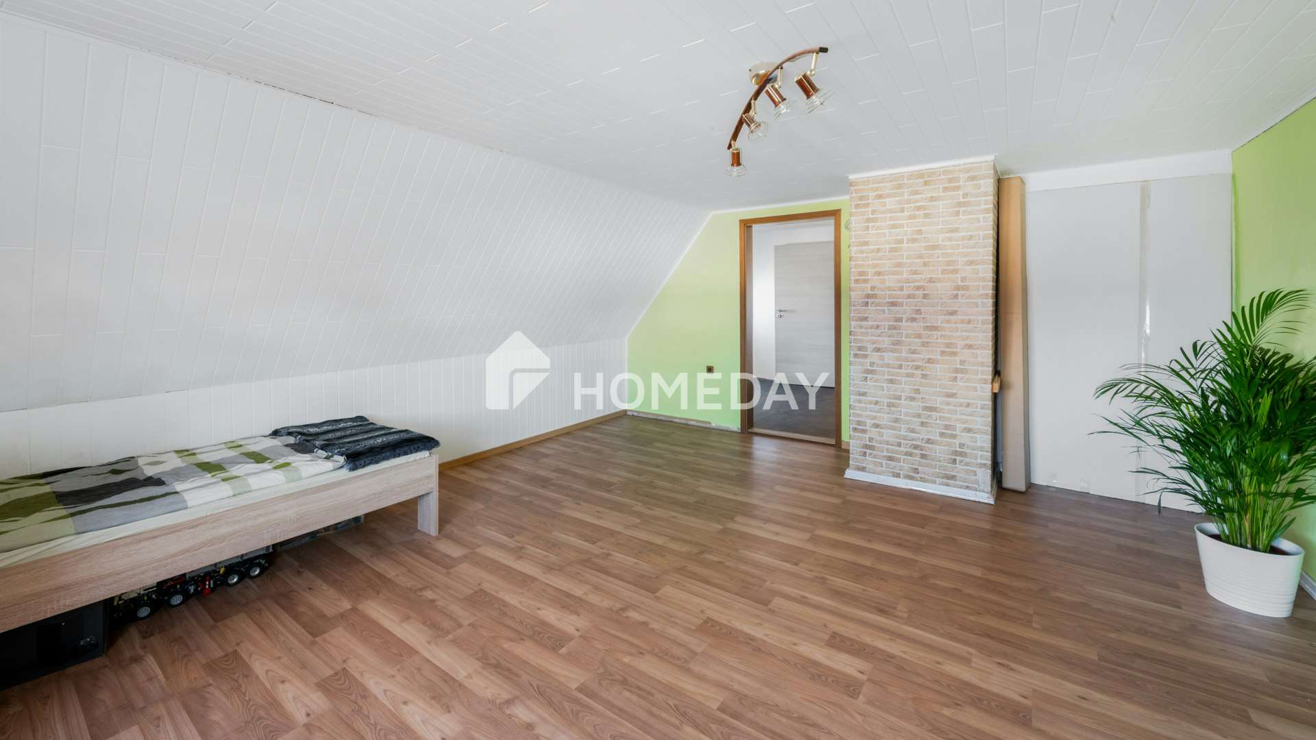 Immobilie in Zörbig - Solide gebaut, modernisiert & vielseitig nutzbar: EFH mit Garage, Nebengebäude und großem Grundstück - Bild 0