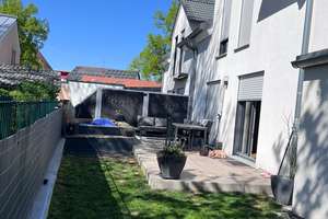 Modernes Wohnen in Ingolstadt: Helles Doppelhaus mit Garage